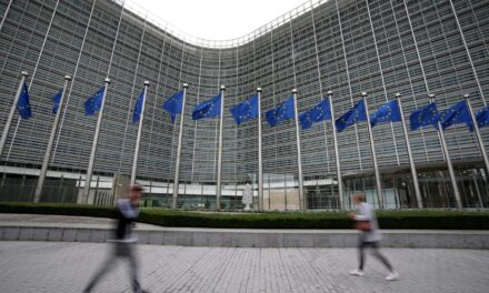 Χρέος που πέφτει, επενδύσεις που εκτοξεύονται: Τι επισημαίνει η Κομισιόν για την Ελλάδα