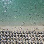 Πόσο κοστίζει μια μέρα στη θάλασσα: Οι τιμές σε οργανωμένες παραλίες της νότιας Αττικής το 2026