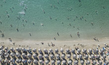 Πόσο κοστίζει μια μέρα στη θάλασσα: Οι τιμές σε οργανωμένες παραλίες της νότιας Αττικής το 2026