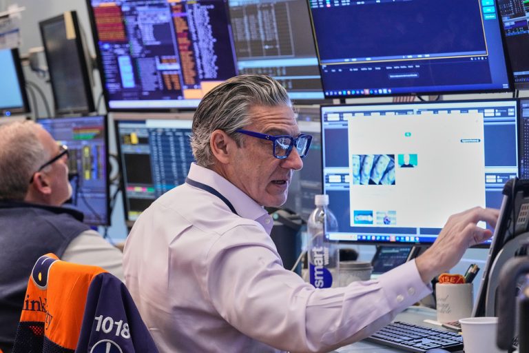 Ισχυρή πτώση στη Wall Street: Μαζικές ρευστοποιήσεις στις μετοχές ΑΙ – Απώλειες άνω του 4% για τον Nasdaq