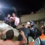 Βρέφος 18 ημερών ανασύρθηκε ζωντανό από τα χαλάσματα, 32 ώρες μετά τους σεισμούς (Βίντεο)