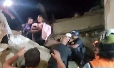 Βρέφος 18 ημερών ανασύρθηκε ζωντανό από τα χαλάσματα, 32 ώρες μετά τους σεισμούς (Βίντεο)