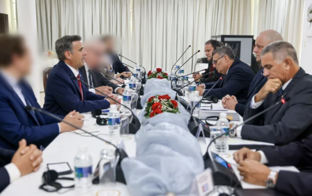 Ο παραστρατιωτικός που συνόδευσε τον διευθυντή της CIA στην Αβάνα, κατηγορείται για δολοφονίες Κουβανών!