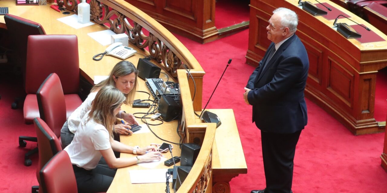 Ορκίστηκε βουλευτής ο Γ. Δραγασάκης και ανεξαρτητοποιήθηκε από την ΚΟ του ΣΥΡΙΖΑ
