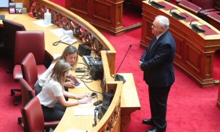 Ορκίστηκε βουλευτής ο Γ. Δραγασάκης και ανεξαρτητοποιήθηκε από την ΚΟ του ΣΥΡΙΖΑ