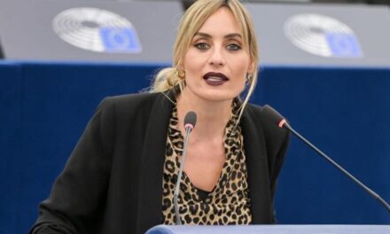Χυδαίο ανήλικα παιδιά να γίνονται influencers