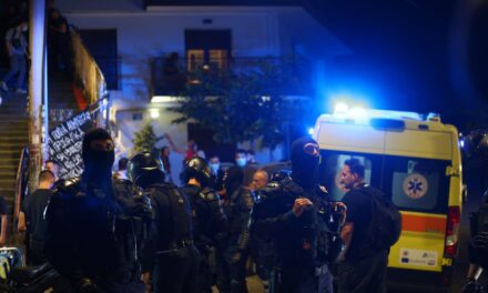 Νεκρός στα σκαλάκια της Καλλιδρομίου μετά από πυροβολισμούς