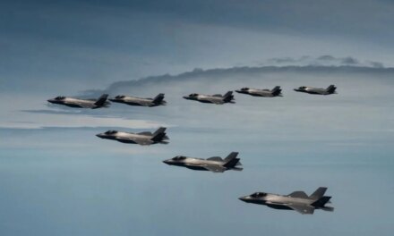 Τα F-35 αλλάζουν τις δυνατότητες της ελληνικής αεράμυνας – «Όταν πετάμε το ίδιο αεροσκάφος, είμαστε μία ομάδα»