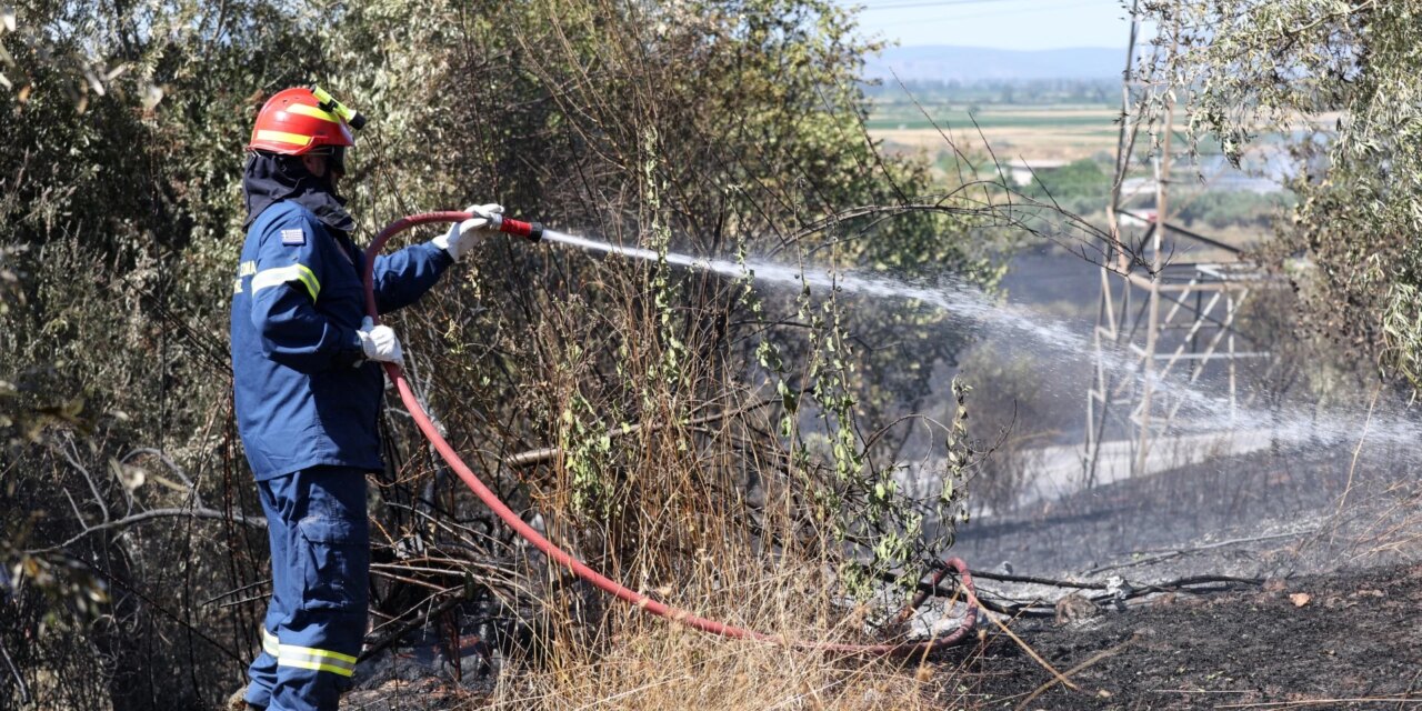 Υπό μερικό έλεγχο τέθηκε η φωτιά στα Άνω Λιόσια