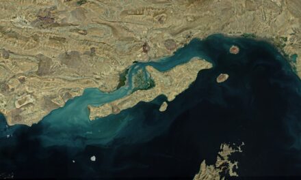 Οι ΗΠΑ έπληξαν το νησί Κεσμ, το Ιράν εξαπέλυσε πυραύλους σε Κουβέιτ και Μπαχρέιν