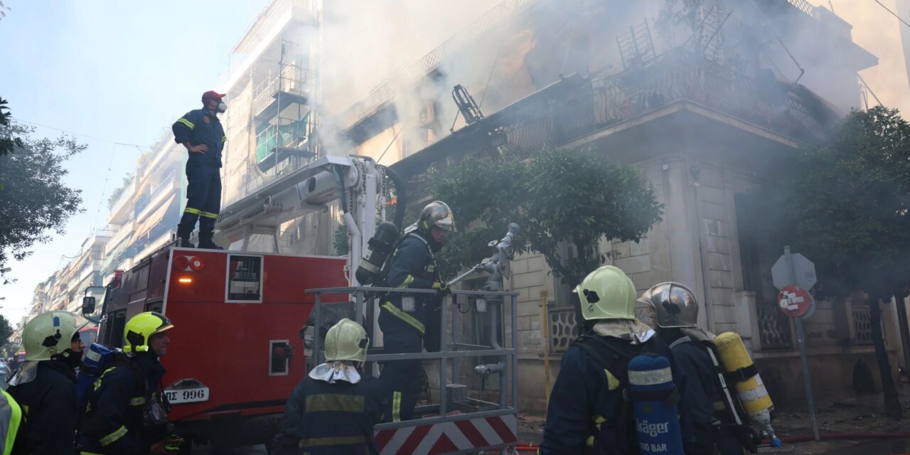 Η στιγμή που η 75χρονη πέφτει από το μπαλκόνι της διώροφης μονοκατοικίας και διασώζεται (Βίντεο)