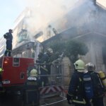 Η στιγμή που η 75χρονη πέφτει από το μπαλκόνι της διώροφης μονοκατοικίας και διασώζεται (Βίντεο)