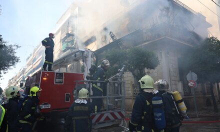 Η στιγμή που η 75χρονη πέφτει από το μπαλκόνι της διώροφης μονοκατοικίας και διασώζεται (Βίντεο)