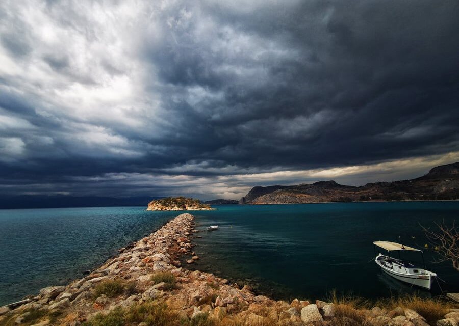 Καιρός: Πού αναμένονται σήμερα βροχές και καταιγίδες