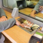 Άλμα 5,3 δισ. ευρώ στις καταθέσεις νοικοκυριών και επιχειρήσεων τον Μάιο –Τα δάνεια αυξήθηκαν κατά 1,6 δισ.