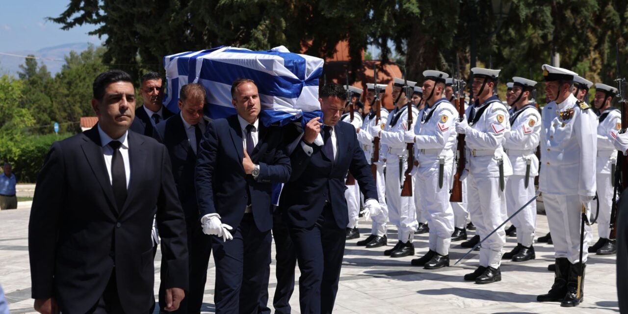 Παρόντες στην κηδεία Κ. Μητσοτάκης, Κ. Καραμανλής και ιστορικά στελέχη της Ν.Δ.
