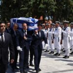 Παρόντες στην κηδεία Κ. Μητσοτάκης, Κ. Καραμανλής και ιστορικά στελέχη της Ν.Δ.