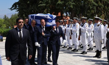 Παρόντες στην κηδεία Κ. Μητσοτάκης, Κ. Καραμανλής και ιστορικά στελέχη της Ν.Δ.