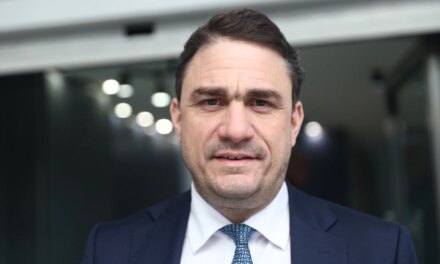 Η κυβέρνηση ομολογεί ξεκάθαρα πως μείωσε το πραγματικό εισόδημα των συνταξιούχων