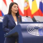 Η κυβέρνηση αυξάνει τους μετακλητούς και μειώνει τους εκπαιδευτικούς