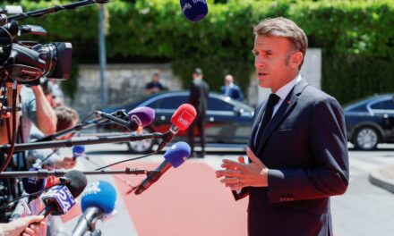 Ο Μακρόν προτρέπει τον Νετανιάχου να επιδείξει στο Λίβανο «υπευθυνότητα και ορθολογισμό»