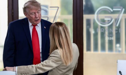 Τζόρτζια Μελόνι – Ντόναλντ Τραμπ: Από την πολιτική σαγήνη στο σκληρό ροκ
