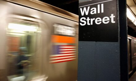 Ο Nasdaq έχασε πάνω από 4% καθώς κατέρρευσαν οι μετοχές ημιαγωγών
