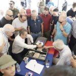 Στη Νέα Σμύρνη ο Κ. Μητσοτάκης: Έβγαλε selfies, έπαιξε τάβλι και συνομίλησε με πολίτες