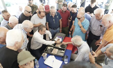 Στη Νέα Σμύρνη ο Κ. Μητσοτάκης: Έβγαλε selfies, έπαιξε τάβλι και συνομίλησε με πολίτες