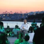 «Άνοιγμα» στους νέους με πρόταση για δωρεάν μετακίνησή τους με τα ΜΜΜ