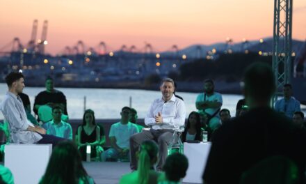 «Άνοιγμα» στους νέους με πρόταση για δωρεάν μετακίνησή τους με τα ΜΜΜ