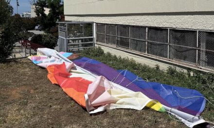 Άγνωστοι κατέβασαν τη σημαία του Pride από το κτίριο
