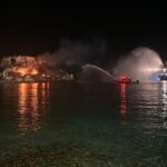 Πειραιάς: Ελέγθχηκε με πλωτά μέσα η πυρκαγιά στη βραχονησίδα «Κουμουνδούρου»