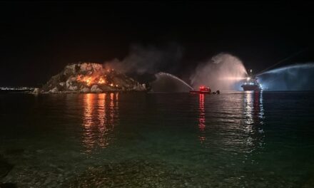 Πειραιάς: Ελέγθχηκε με πλωτά μέσα η πυρκαγιά στη βραχονησίδα «Κουμουνδούρου»
