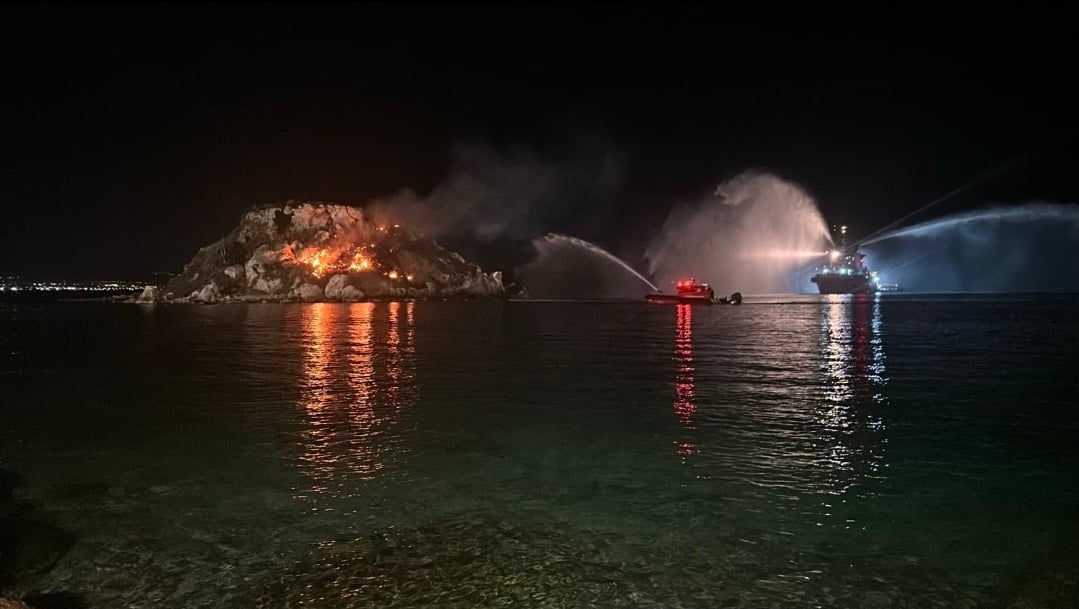 Πειραιάς: Ελέγθχηκε με πλωτά μέσα η πυρκαγιά στη βραχονησίδα «Κουμουνδούρου»