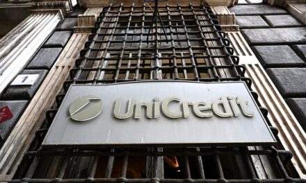 Η ρωσική θυγατρική της ιταλικής UniCredit μειώνει τα υποκαταστήματά της στη Μόσχα