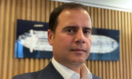 Διατηρεί τον στόλο στα 18 πλοία και επενδύει στην Ιαπωνία