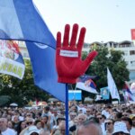 Συνεχίζονται οι διαδηλώσεις παρά τη δήλωση του προέδρου Βούτσιτς ότι θα παραιτηθεί