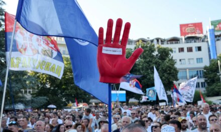 Συνεχίζονται οι διαδηλώσεις παρά τη δήλωση του προέδρου Βούτσιτς ότι θα παραιτηθεί