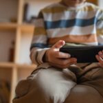 Όχι smartphone πριν από τα 13 έτη, συστήνει η αρχή Δημόσιας Υγείας