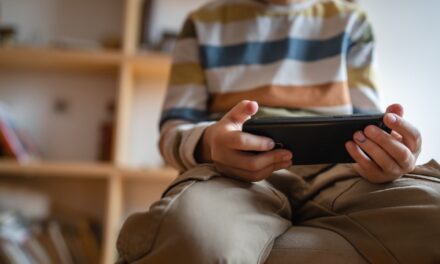 Όχι smartphone πριν από τα 13 έτη, συστήνει η αρχή Δημόσιας Υγείας