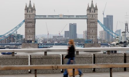 Σχεδόν τα 2/3 των Βρετανών μετάνιωσαν το Brexit