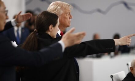 Προκλητικός ο ηττημένος Τραμπ, απειλεί με βομβαρδισμούς το Ιράν λίγο πριν την υπογραφή του μνημονίου κατανόησης
