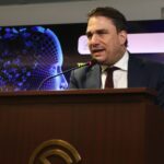 Πώς μπορεί να είναι όλες σωστές όταν αντικρούει η μία την άλλη.