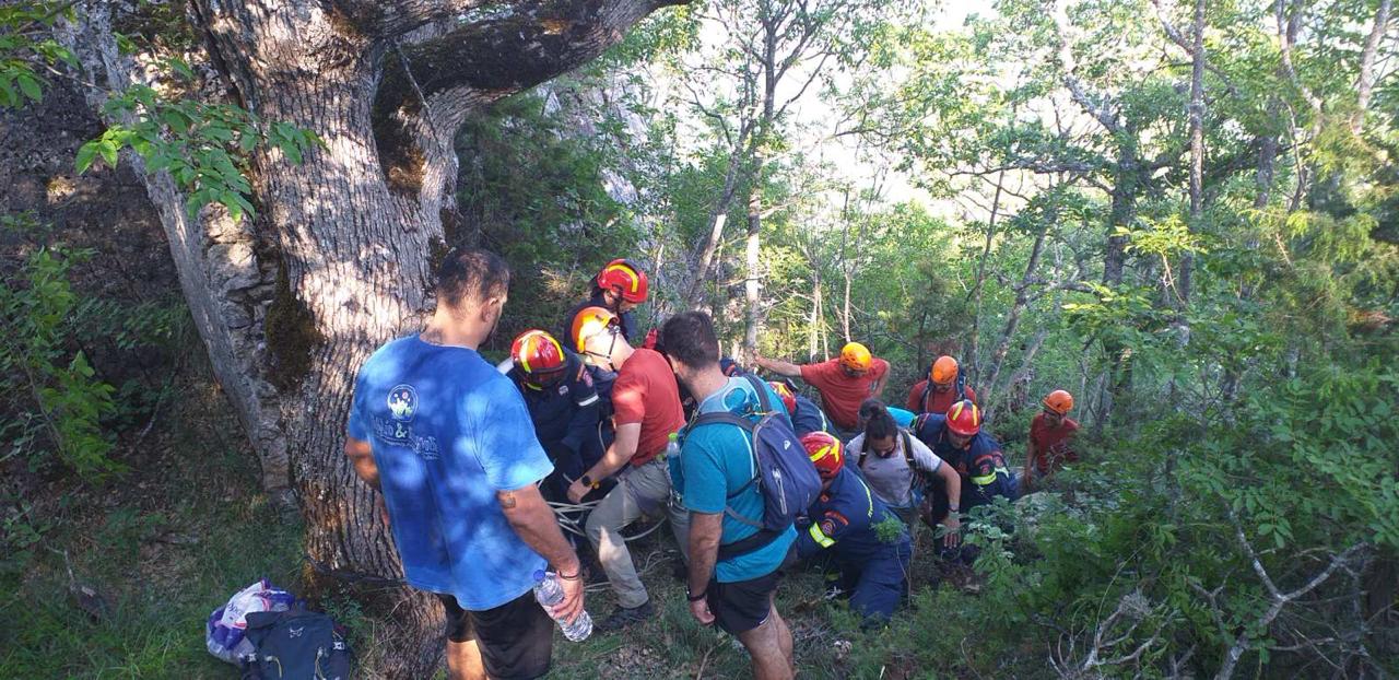 Επιχείρηση για τη μεταφορά 52χρονου τραυματία περιπατητή