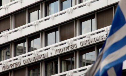 Πολυνομοσχέδιο ΥΠΕΘΟΟ: Επίδομα 300 ευρώ στο Δημόσιο, αύξηση ακατάσχετου και ρυθμίσεις για δάνεια σε ελβετικό φράγκο
