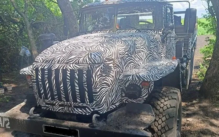 Γιατί τα φορτηγά του Πούτιν «ντύνονται» με animal print