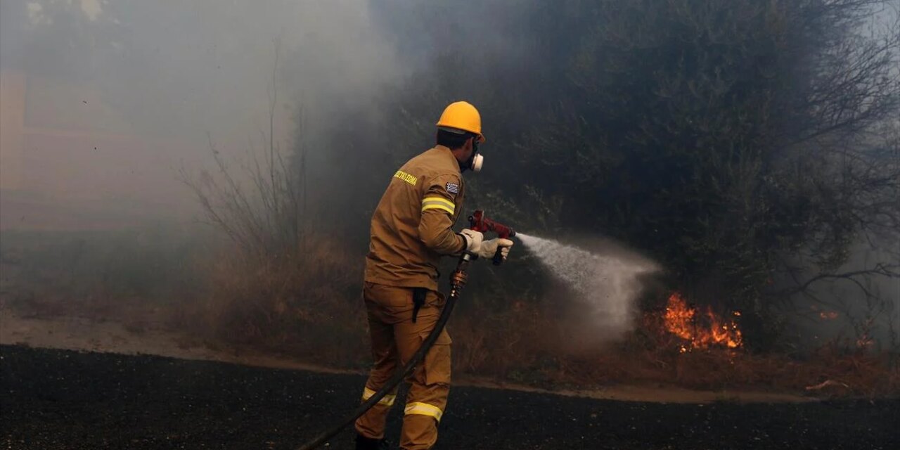 Φωτιά τώρα την Κινέτα – Ρίψεις και από ελικόπτερο
