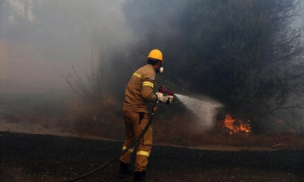 Φωτιά τώρα την Κινέτα – Ρίψεις και από ελικόπτερο