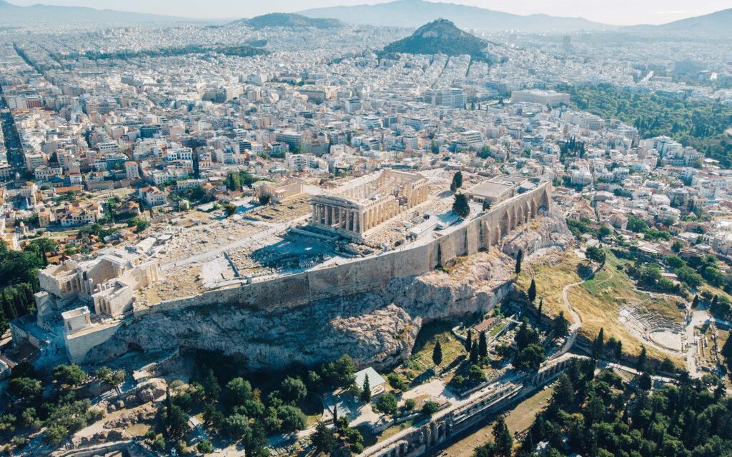 «Φρένο» στις νέες άδειες Airbnb, αλλά η τουριστική πίεση παραμένει στο κόκκινο
